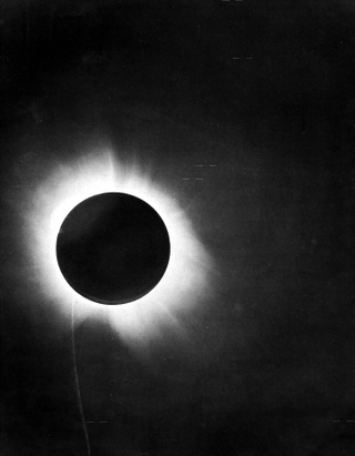 Una de las fotografías tomadas del eclipse de 1919 durante la expedición de Eddington, la cual confirmó las predicciones de Einstein. Wikimedia Commons